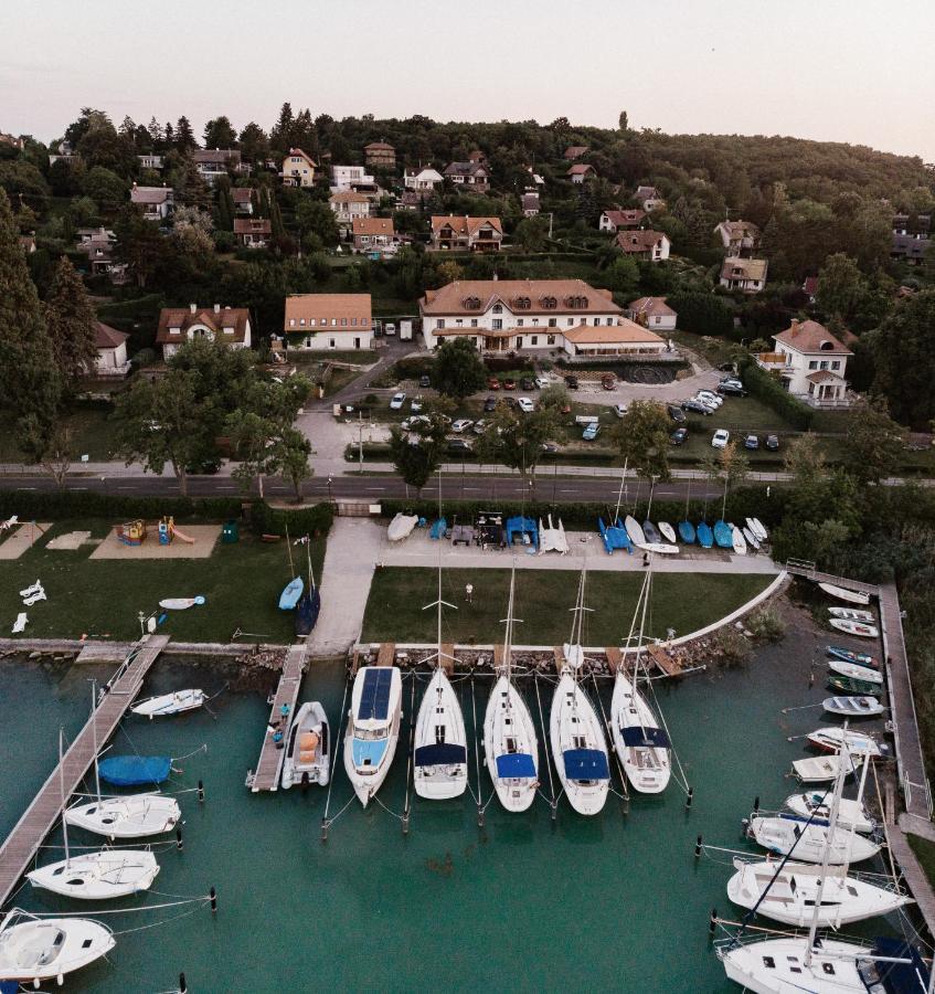 Aquilo Hotel Panorama Тихани Екстериор снимка