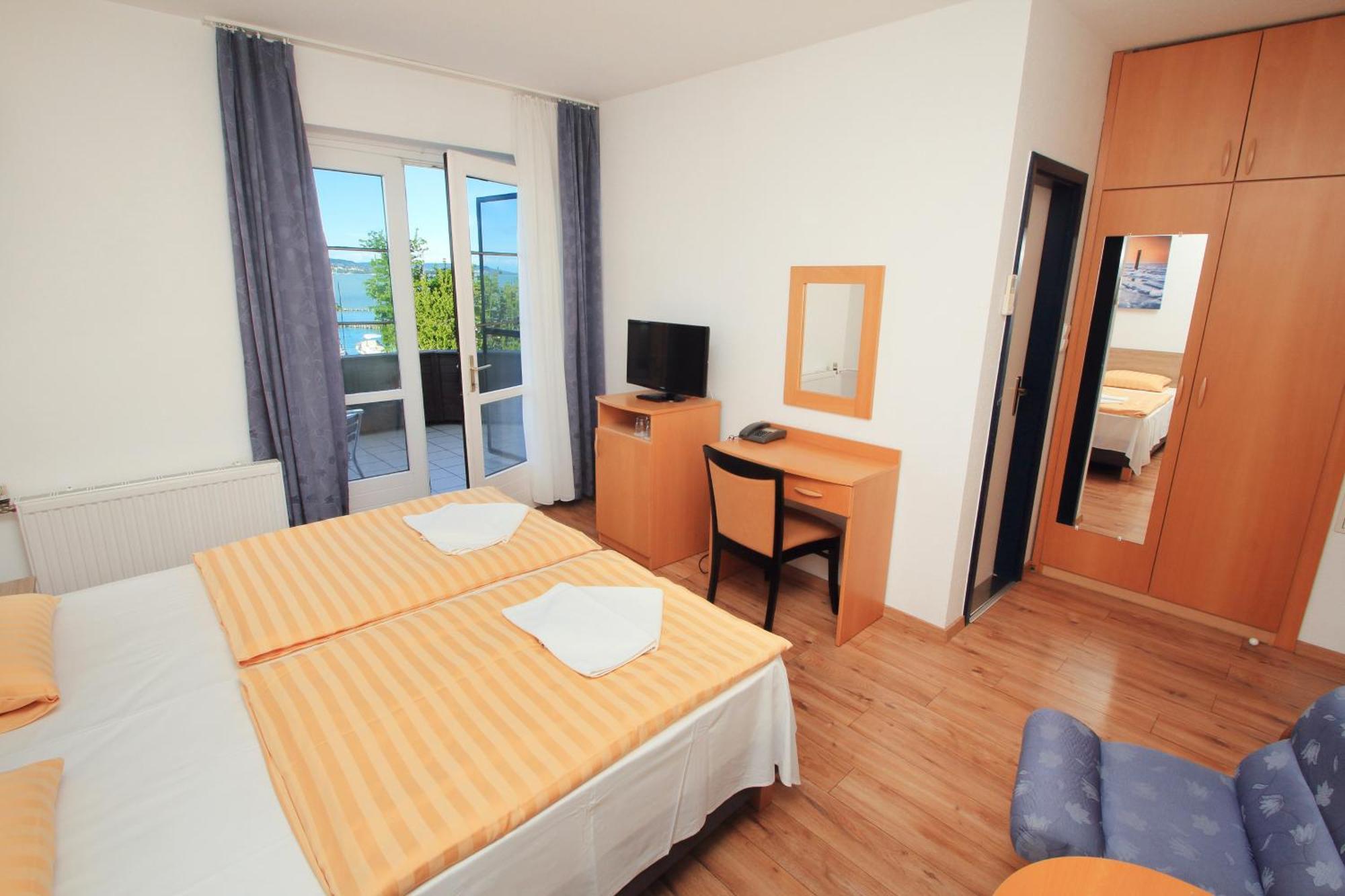 Aquilo Hotel Panorama Тихани Екстериор снимка
