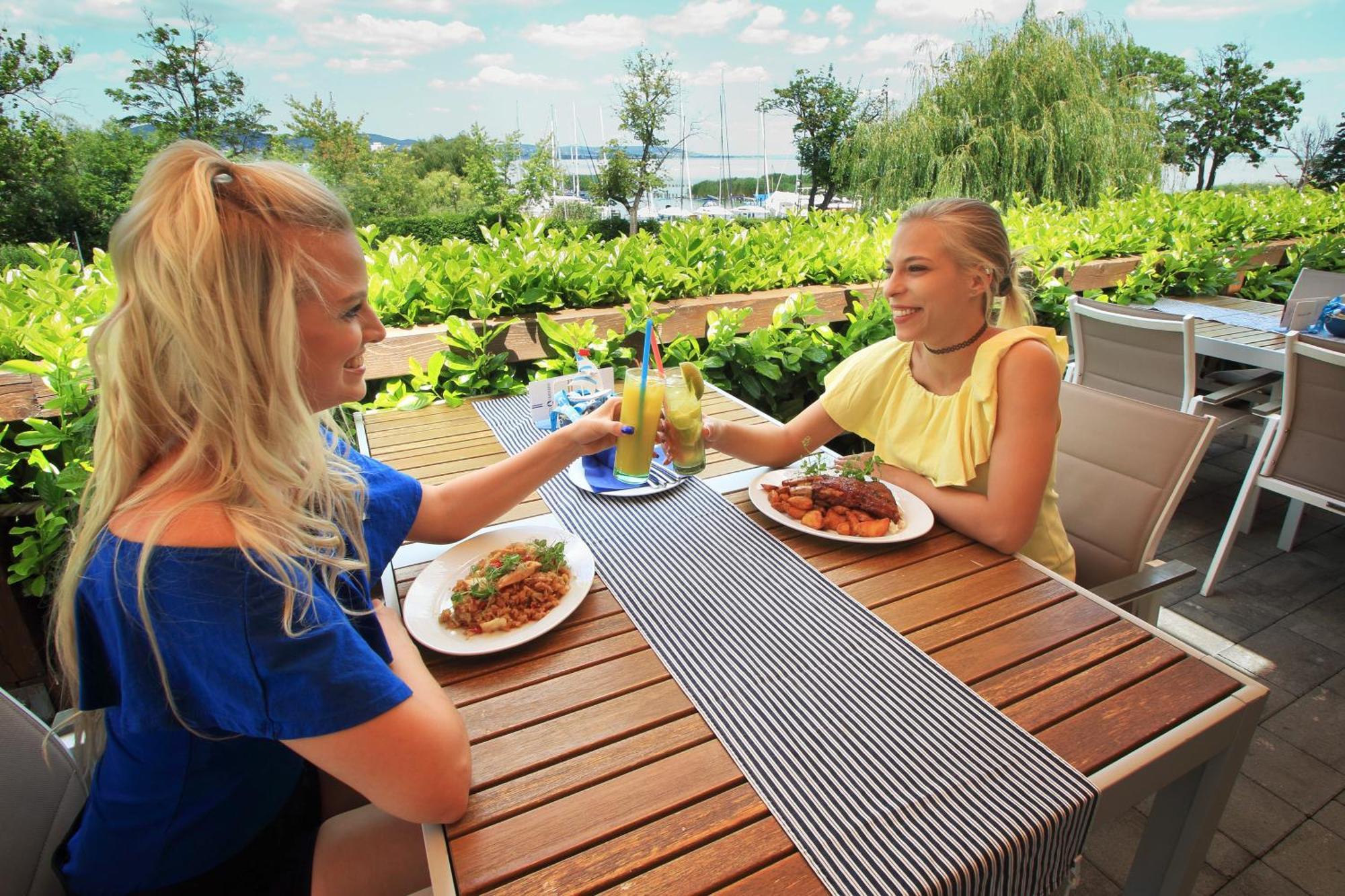 Aquilo Hotel Panorama Тихани Екстериор снимка